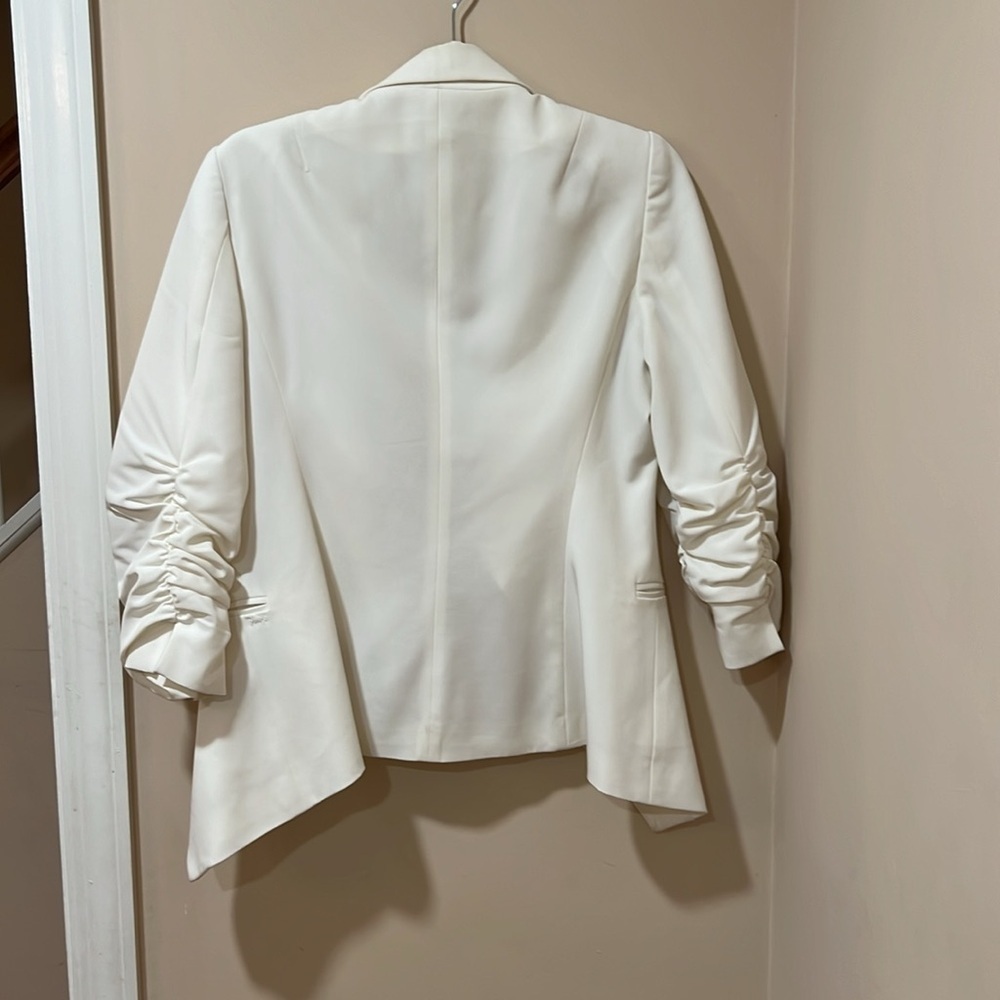 White Elizabeth and James Blazer size 6 - Picture 2 of 6